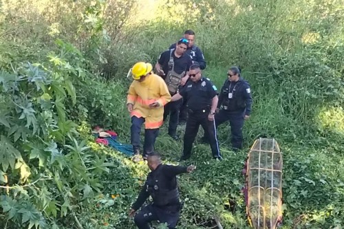 Conductor sobrevive tras caer su vehículo del puente de Briones en Tlaxcala