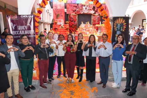 San Pedro Cholula honra a sus ancestros con una Ofrenda Monumental dedicada a las víctimas de la historia y del olvido