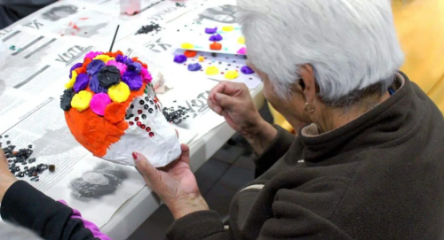 Adultos mayores de Chiautempan celebran Día de Muertos con creatividad y tradición