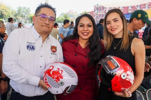 Tonantzin Fernández entrega cascos gratuitos a motociclistas de San Pedro Cholula