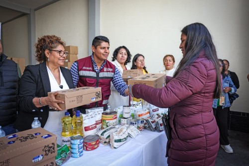 Omar Muñoz y Tere Alfaro entregan insumos alimentarios a instituciones educativas