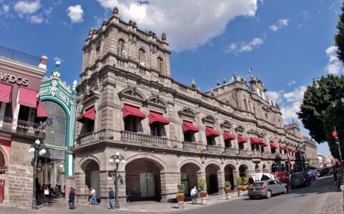 Ayuntamiento de Puebla enfrenta rezago en deuda heredada; detectan contratos irregulares
