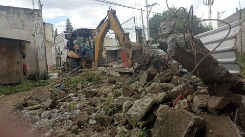 Omar Muñoz atiende afectaciones por lluvias en Sanctorum; retiran escombros en San Miguel Apetlachica