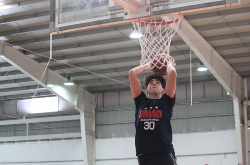 El jugador de segundo año de Tigres Blancos UMAD se declara listo para la temporada 2025-2026 de la Liga ABE