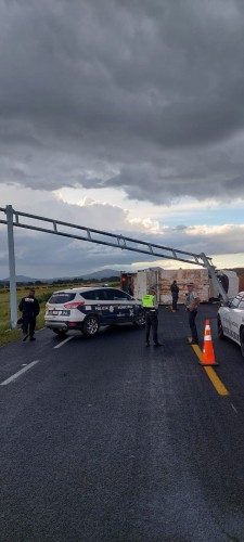 Se vuelca camión de basura de Ixtenco en Xaloztoc; dos trabajadores lesionados