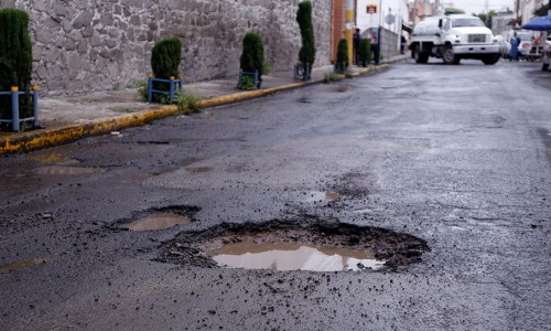 Ocho de cada diez calles en Puebla tienen baches