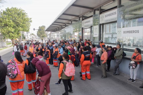 Naranjitas” bloquean bulevar Valsequillo en protesta por retraso en bono municipal