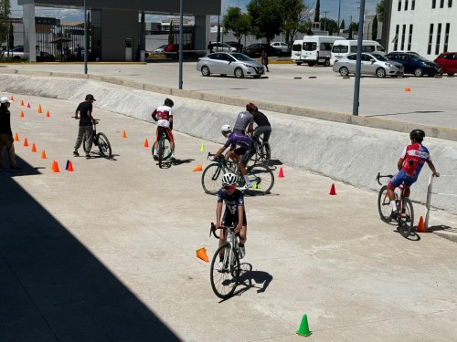 IDET refuerza habilidades de la selección estatal de ciclismo rumbo a 2026