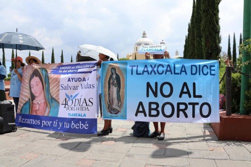 Movimiento Pro-vida reza contra el aborto frente al Congreso de Tlaxcala