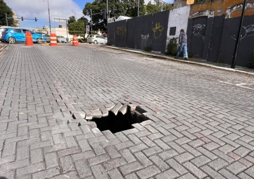 Socavón provoca cierre vial