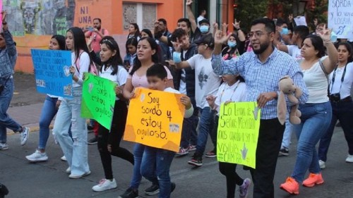 Padres denuncian falta de acceso para estudiantes sordos en el CAM “Jean Piaget”