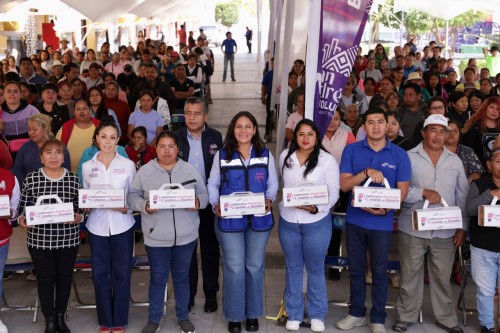 Beneficia Lupita Cuautle a 500 familias con entrega de focos ahorradores