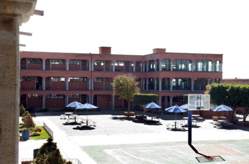 Expulsan a estudiante tras presión de padres