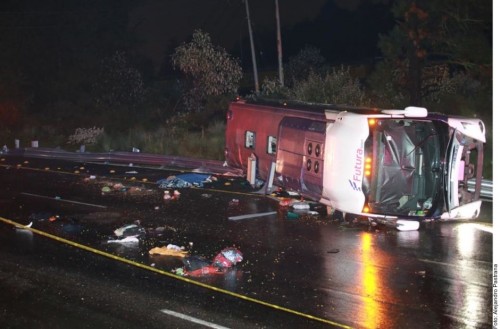 Vuelca camión de pasajeros en la autopista México-Toluca; hay al menos 13 muertos