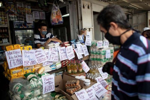 Sueldo de un mes alcanza para un kilo de arroz: la hiperinflación se dispara de nuevo en Venezuela