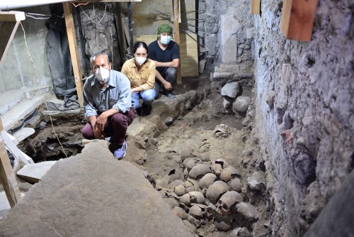 Descubren 119 cráneos del huei tzompantli en calle del Centro Histórico