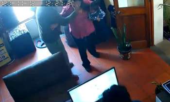 Captan a regidor de Tasquillo, Hidalgo, golpeando a su esposa con bebé en brazos (Video)