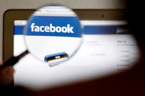 Suspensión de la vacuna de J&J, una teoría conspirativa fue lo más compartido en Facebook