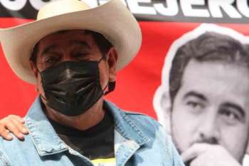 Caravana de Félix Salgado llega al INE para impugnar negativa a su registro