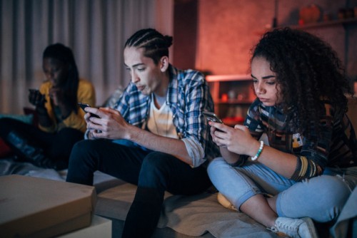 El efecto camaleón: ¿Por qué cuando alguien ve su teléfono, los demás hacen lo mismo?