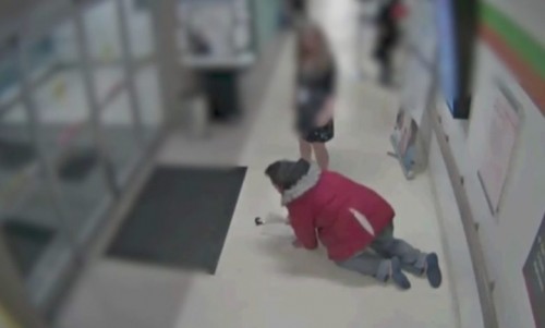 ¡Vamos, levántate!: Médicos le gritan a paciente porque pensaban que estaba fingiendo dolor