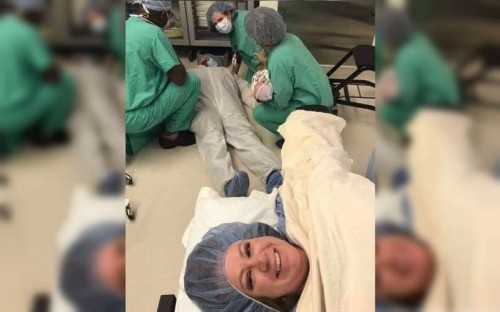 Esposo se desmaya durante parto, mujer se toma selfie con su esposo   y su "gran apoyo"