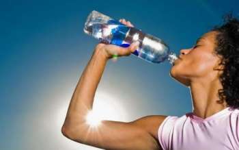 3 razones por las que es tan importante beber agua (incluso si no tenemos sed)