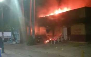 Normalistas queman instalaciones del INE en Tuxtla Gutiérrez, Chiapas