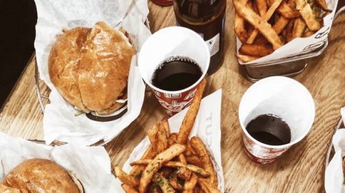 Adictiva y poco sana: Comer comida chatarra y comparte características con fumar