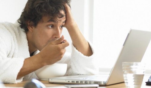 ¿Por qué es malo comer frente a la computadora, televisión o celular?