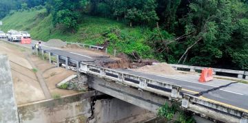 Lluvias en Chiapas ocasionan colapso del nuevo puente construido en Escuintla
