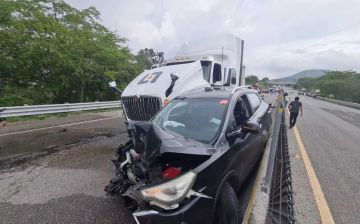 Tráiler derrapa embistiendo a varios vehículos en Autopista del Sol; hay varios heridos