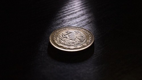 ¿Por qué el peso mexicano le sigue ganando terreno frente al dólar?