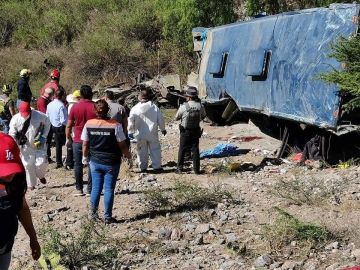 Autobús con migrantes se desbarranca en SLP y deja a 6 muertos y otros 30 heridos