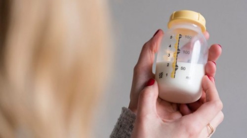 Encuentran por primera vez microplásticos en la leche materna 