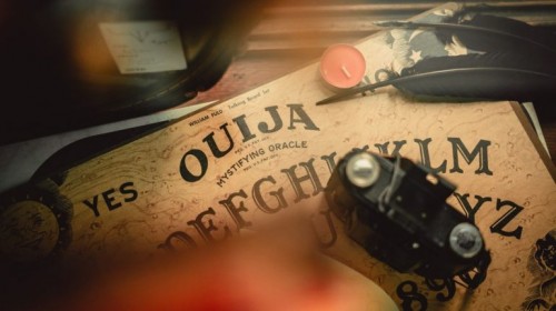 La explicación detrás del funcionamiento del tablero ouija, según la ciencia 