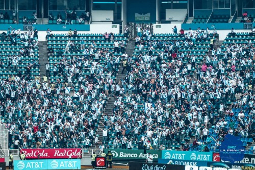 Castigan a la porra del Puebla por "mala conducta" contra el autobús de Tigres 