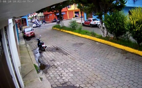 Policía sale "volando" tras chocar a exceso de velocidad contra automóvil; se reporta grave (Vídeo)