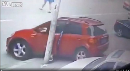 Mujer intentó detener su auto con el pie y terminó con dolorosa quebradura de tobillo (Vídeo)