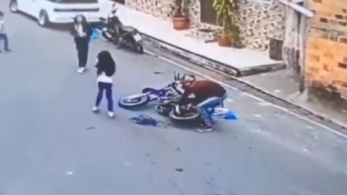 Niña que perdió el brazo en un accidente de moto sobrevive dramáticamente, esta es su historia