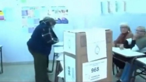 "Mujer fantasma" aterroriza desaparece mientras votaba en elecciones de Argentina (Vídeo)