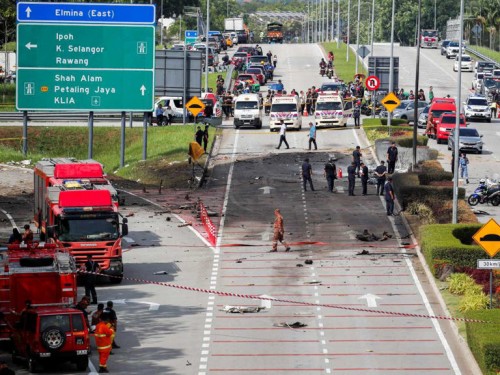 Captan momento en que avión se estrella en una carretera dejando al menos 10 muertos (Vídeo)