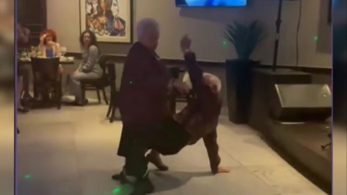 Abuelitos dan cátedra y sorprenden al bailar al ritmo de "Tití me preguntó" (Vídeo)