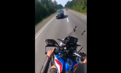 Motociclista hace rebase imprudente, pero termina perdiendo parte de su cuerpo (Vídeo)