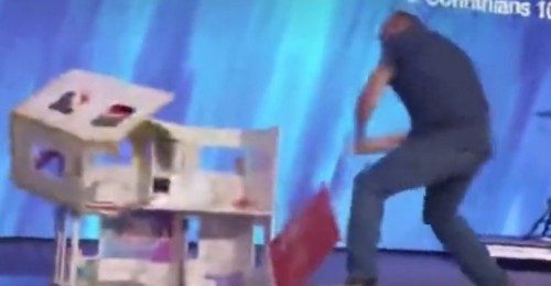 Pastor destruye la Dream House de Barbie con un bat por ser "cosa del diablo" (Vídeo)