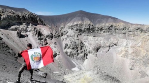 Hombres entran a volcán y su hazaña se vuelve viral; desatan controversia por su hazaña (Vídeo)