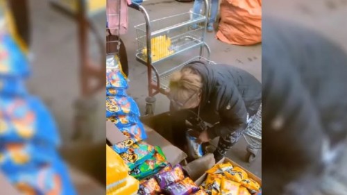 Mujer es captada rellenando bolsas de Chetoos "pirata" para su venta; hecho indigna a usuarios (Vídeo)