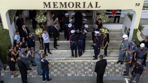Sepultan a Pelé en una ceremonia privada tras masivo homenaje en el estadio de Santos