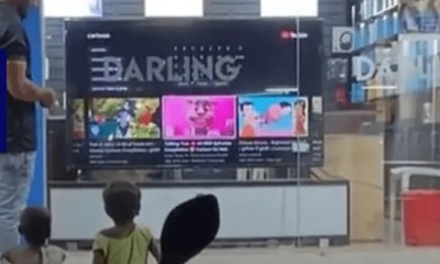 Sujeto deja televisión prendida para que niños de la calle vean caricaturas, redes lo felicitan (Vídeo)