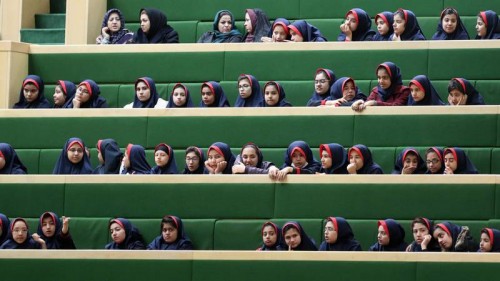 ¿Irán está envenenando a las niñas para que dejen de estudiar? Esto se sabe